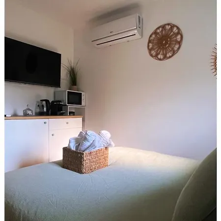Et Sud Doré Avec Piscine En Saison *